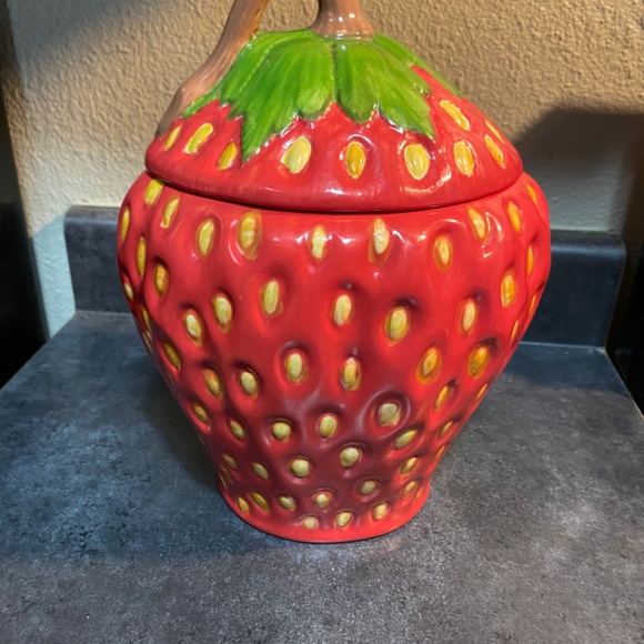 Medium sized vintage strawberry cookie jar - Picture 8 of 9